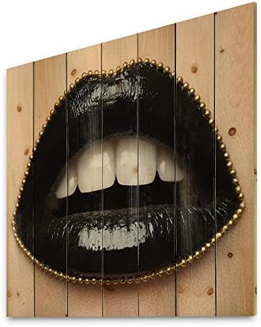 עיצוב שפתיים נשיות עם שפתון שחור ושרשרת זהב עיצוב קיר עץ מודרני ועכשווי, אמנות קיר מעץ שחור, לוחות קיר מעץ אנשים גדולים