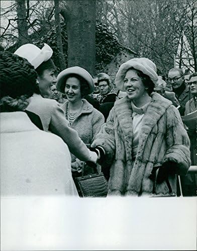 תצלום וינטג 'של הנסיכה ביטריקס לוחץ ידיים עם אישה. פוטו צולם ב- 7 במאי 1962