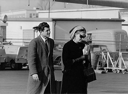 תצלום וינטג 'של אדוארד מור טד קנדי ​​הולך עם גבר.