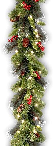 חברת העצים הלאומית מלאכותית עץ חג מולד דק-מואר, ירוק, אורות לבנים, 9 רגל וזר חג מולד מלאכותי מראש, ירוק, אשוח קרסטווד,