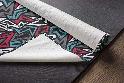 מגבת מחצלת יוגה של אמבסון גראנג ', צורות מופשטות בסגנון גרפיטי בסגנון אמנות תת-קרקעי תרבות היפ הופ פאנקי קיר