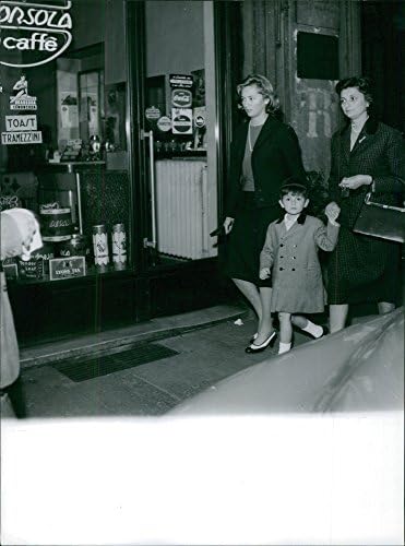 תצלום וינטג 'של המלכה פאולה מבלגיה הולכת עם אישה וילד.