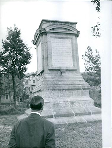 תצלום וינטג 'של אנרי מ- ORL233; ANS מסתכל על אנדרטה, חגיגת 300 שנה לחתונה של לואי ה -160.