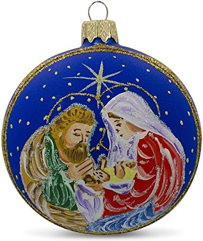 ג'וזף ומרי מעריצים את קישוט חג המולד של כדור חג המולד של כדור ישו.