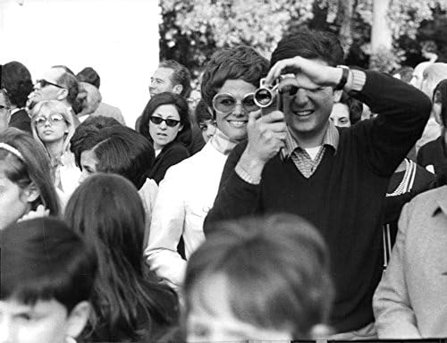 תצלום וינטג 'של קלאודיה קרדינל, עומד לצד גבר עם מצלמה.