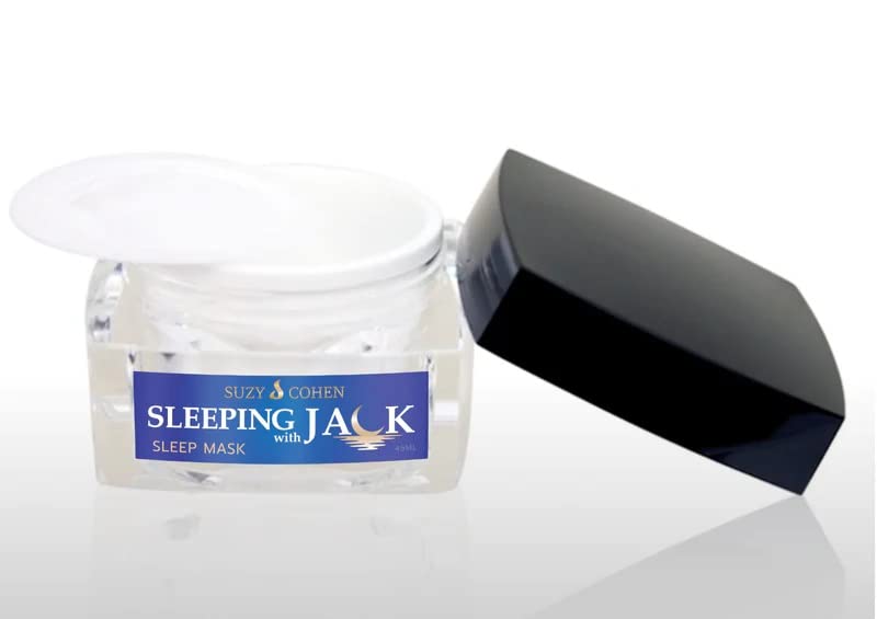 סוזי כהן ישנה עם מסכת שינה של ג 'ק עם חומצה היאלורונית ותמצית ג' קפרי. קרם לחות לפנים לנשים עם מרכיבים אנטי