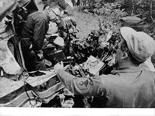 תצלום וינטג 'של אדוארד מור טד קנדי ​​עם חיילים.
