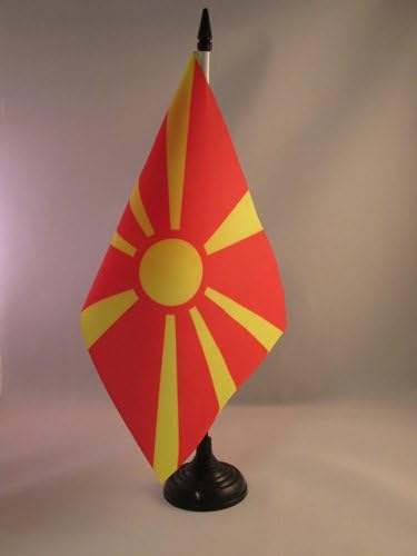 דגל AZ דגל מקדוניה דגל 5 '' x 8 '' - דגל שולחן מקדוני 21 x 14 סמ - מקל פלסטיק שחור ובסיס