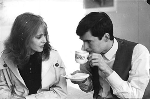 תצלום וינטג 'של אנתוני עם ספל תה מסתכל על אישה.