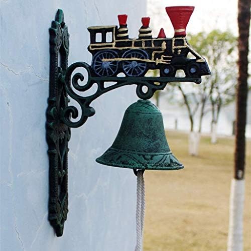 פעמונים דקורטיביים פעמון כבד ברזל יצוק פעמון קיר מופיע על סוג עתיק של כפרי בית חווה כפרי.