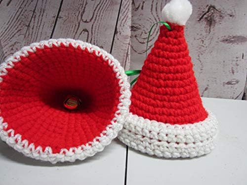 כובע סנטה סרוגה בעבודת יד עם קישוט עץ חג המולד של פעמון - סט של 2