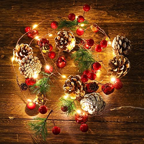 זר חג המולד עם אורות מופעלים על סוללות, 6.6 מר קונוס אורן אדום פירות חג המולד פיות פיות מיתרים מוארים עיצוב זרי מוארים