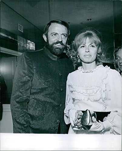 תצלום וינטג 'של סוזן האן וג'ון אסטין עומדים אחד ליד השני ומחייכים. 1969.