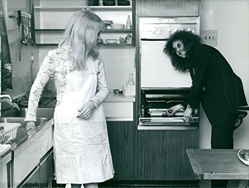 תצלום וינטג 'של נואל רדינג ואשתו סוזן במטבח ותקשורת.