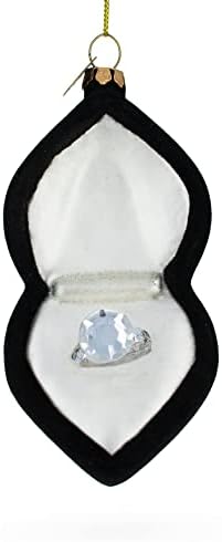 טבעת יהלום בתוך קישוט חג המולד של זכוכית קופסה