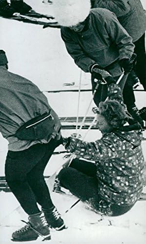 תצלום וינטג 'של המלכה ג'וליאנה מהולנד מקבל עזרה במדרון הסקי של הנסיכה אירן